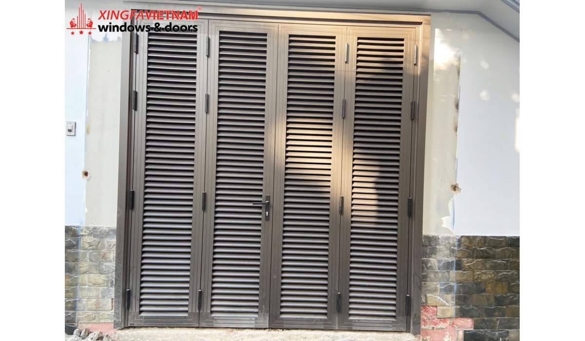 Tiến độ thi công lắp đặt cửa nhôm Xingfa lá xách lam Louver cho cô Thanh tại Tân Bình, TP.HCM