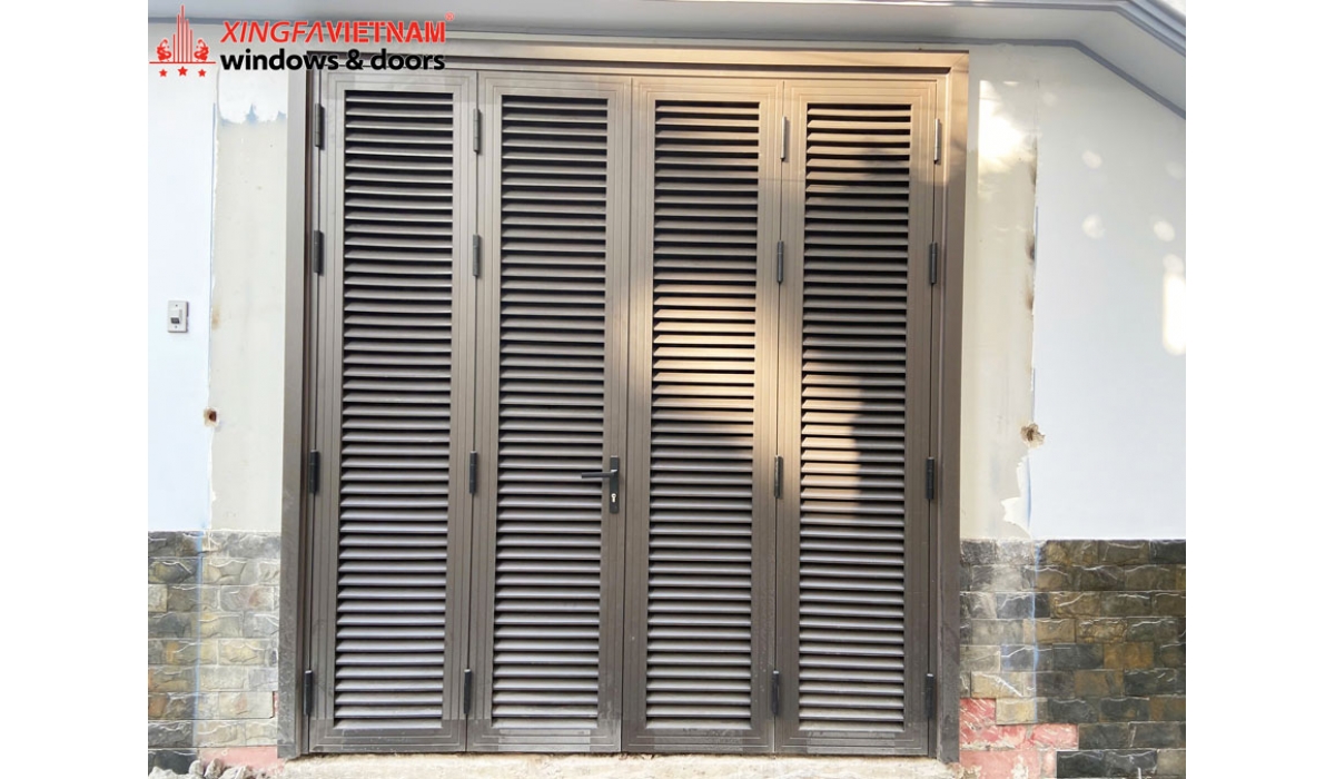 Tiến độ thi công lắp đặt cửa nhôm Xingfa lá xách lam Louver cho cô Thanh tại Tân Bình, TP.HCM