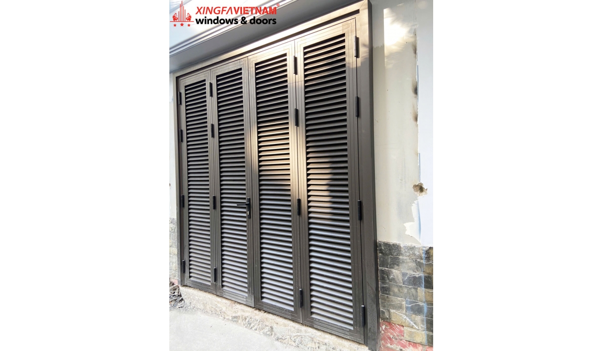 Tiến độ thi công lắp đặt cửa nhôm Xingfa lá xách lam Louver cho cô Thanh tại Tân Bình, TP.HCM