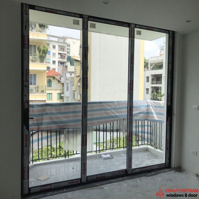 Cửa đi mở trượt 3 cánh 3 ray nhôm Xingfa Quảng Đông chính hãng
