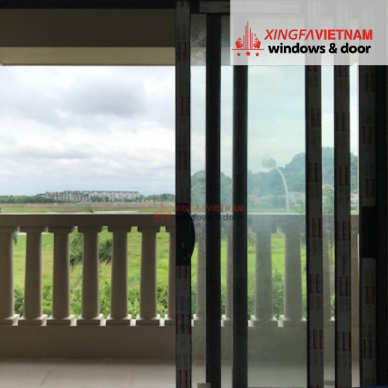 Cửa đi mở trượt 3 cánh 3 ray nhôm Xingfa Quảng Đông chính hãng